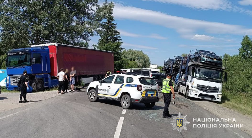 На Львівщині зіткнулися два легковики та вантажівка