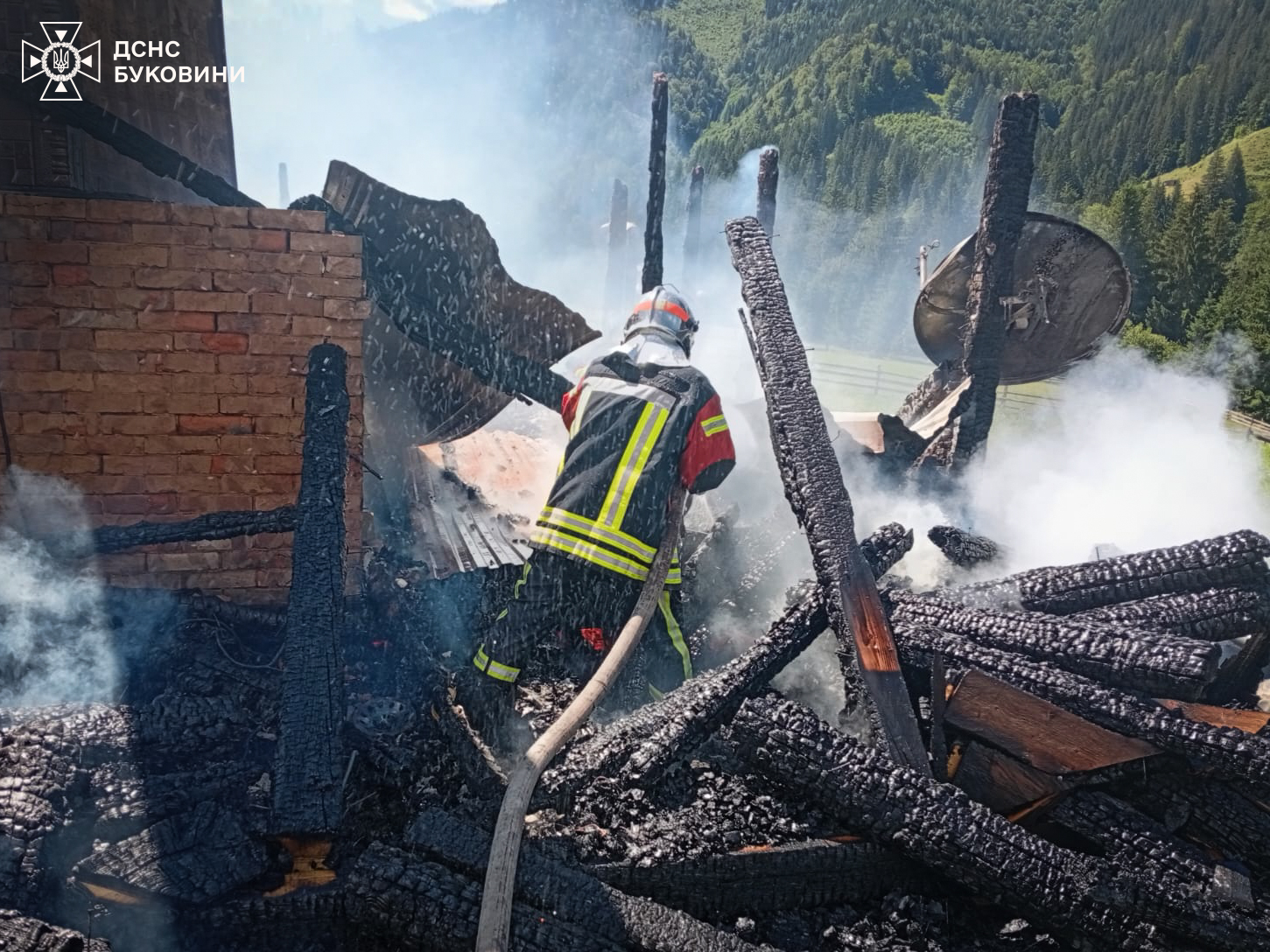 На Буковині в будинку вибухнув балон: з'явилися фото з місця інциденту