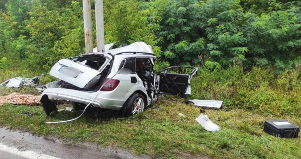 На Рівненщині моторошне ДТП: загинув 25-річний водій Mercedes, вагітна жінка у реанімації