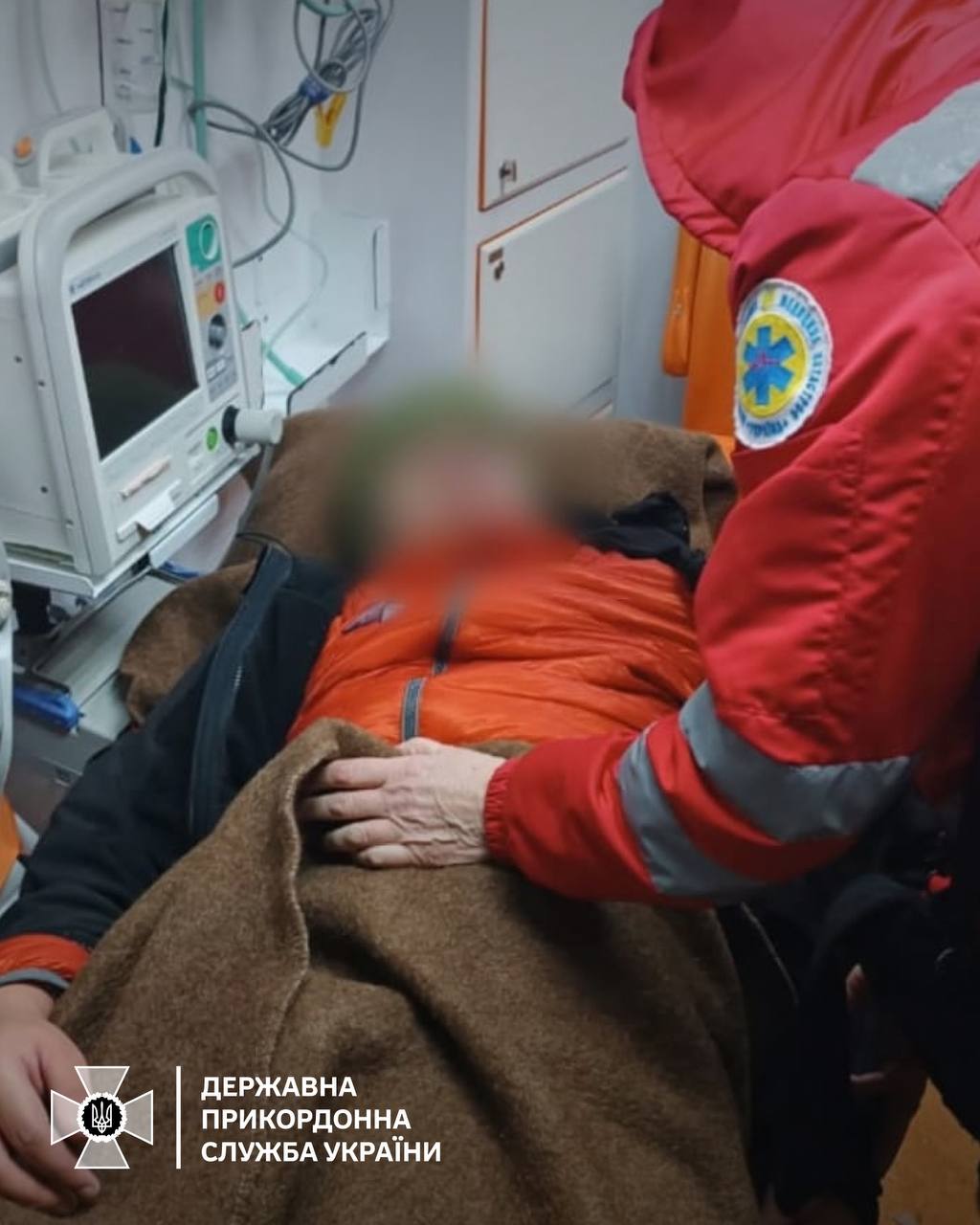 Знайшли за 10 метрів до кордону з Румунією: на Закарпатті ледь не загинув 24-річний порушник, долаючи високогірʼя (фото)
