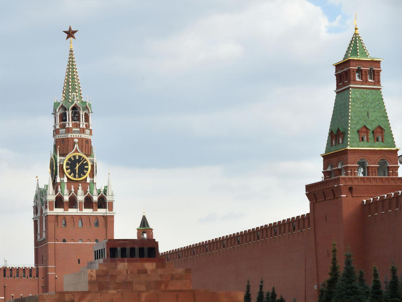 Українцям дозволили не декларувати сувеніри з московського Кремля