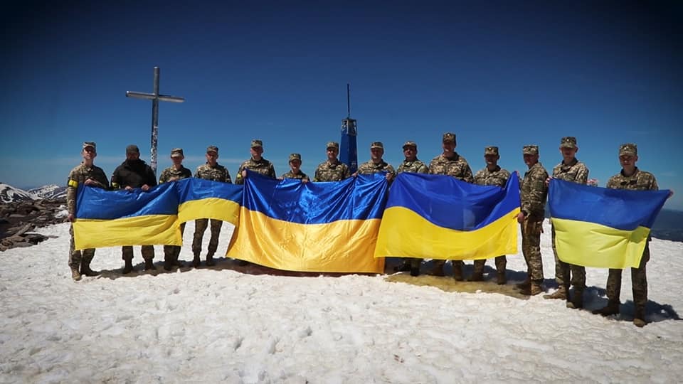 Українські військові науковці зійшли на засніжену Говерлу
