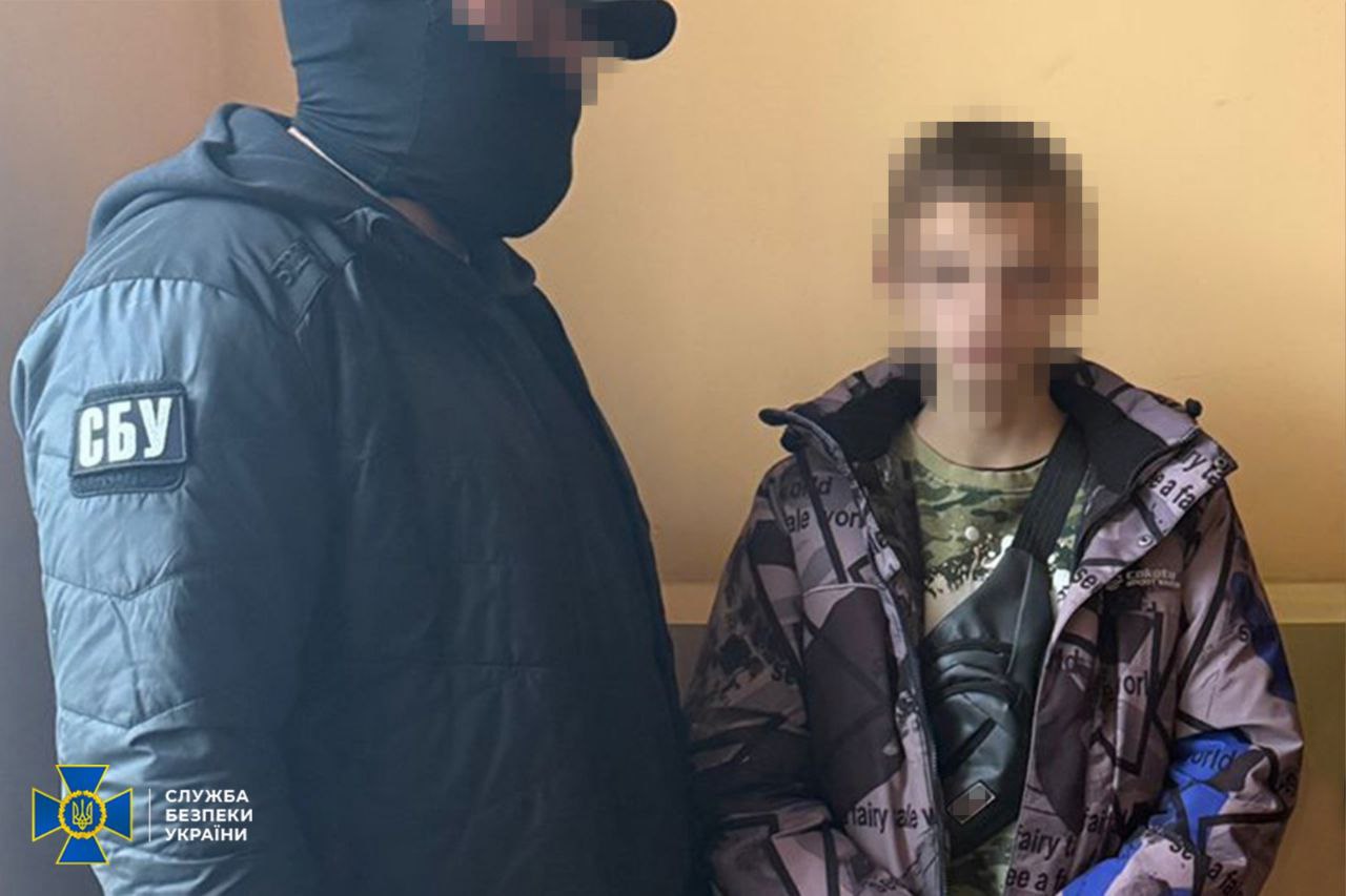 СБУ та Нацполіція затримали підлітків, які підірвали вибухівку біля відділу поліції на Київщині