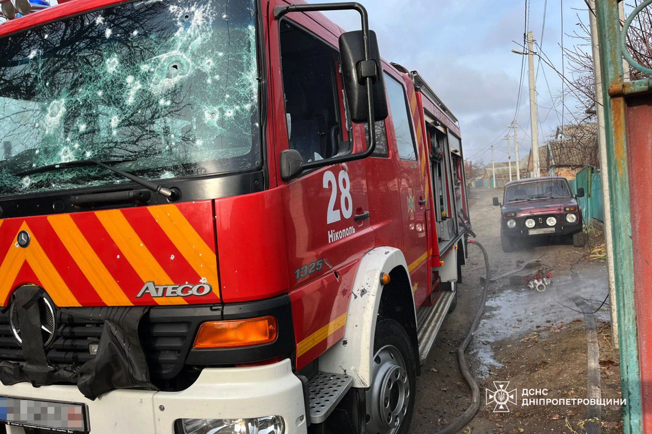 На Дніпропетровщині рятувальники потрапили під повторний обстріл під час гасіння пожежі