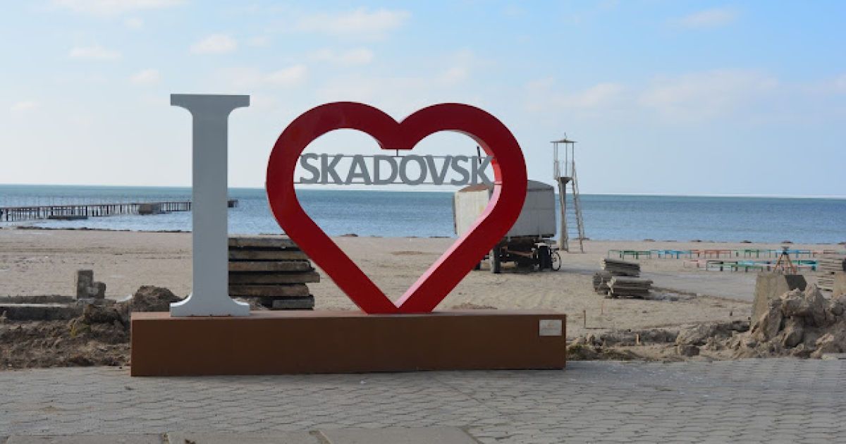 Окупаційна влада Скадовська втікає з міста: вивезли документи і майно адміністрацій