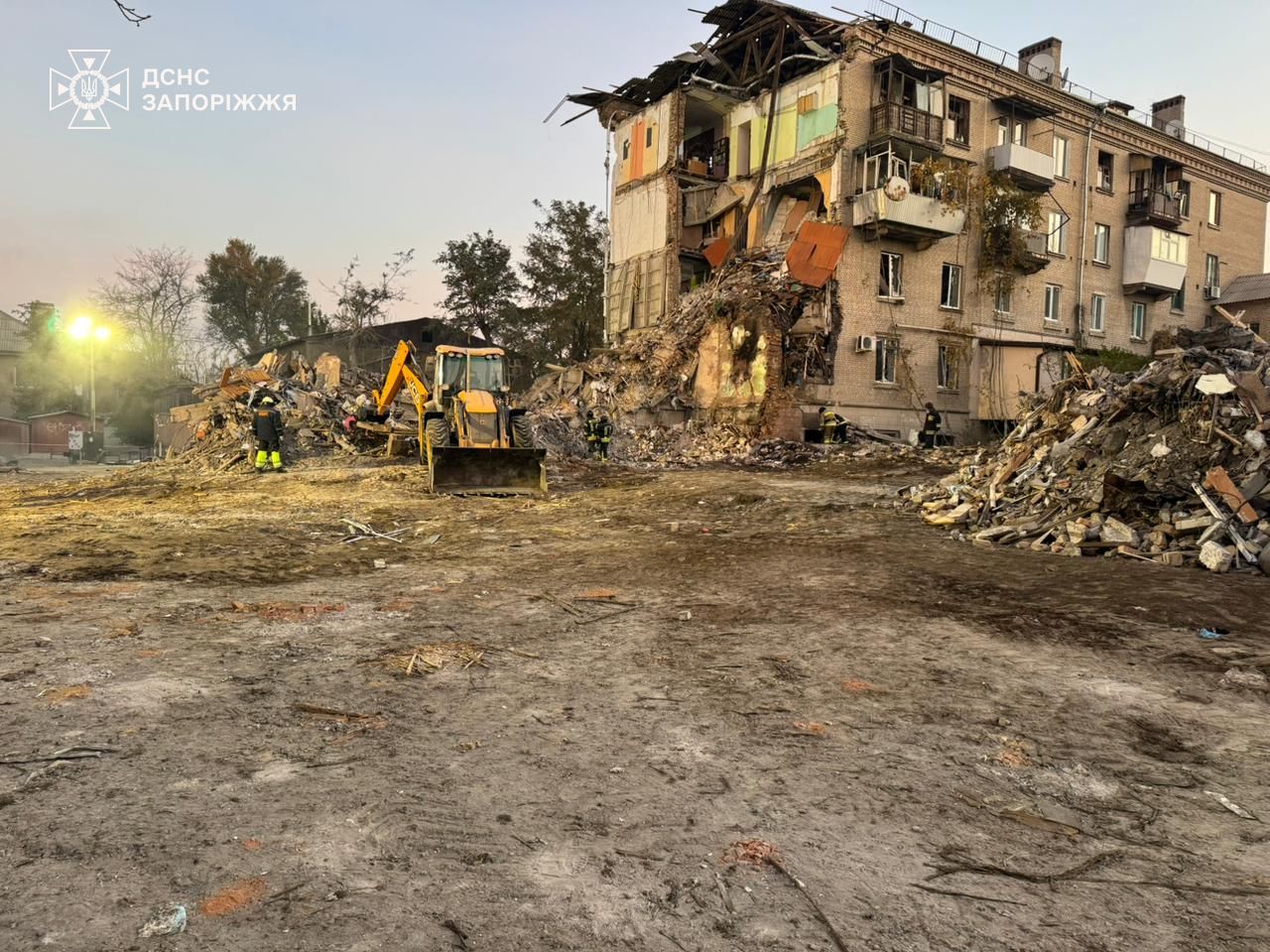 У Запоріжжі вже 10 загиблих внаслідок атаки: Нові фото з місця обстрілу