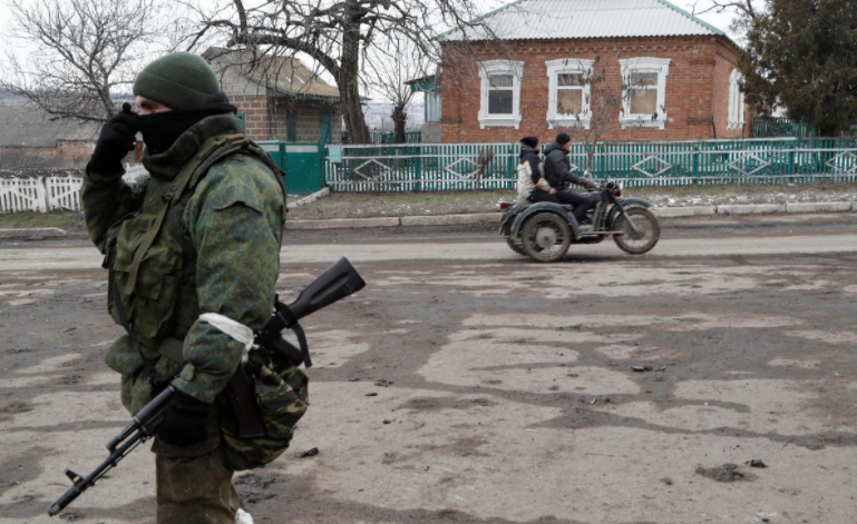 «Живий щит» зі школярів і викладачів. На Херсонщину прибули «мобіки»