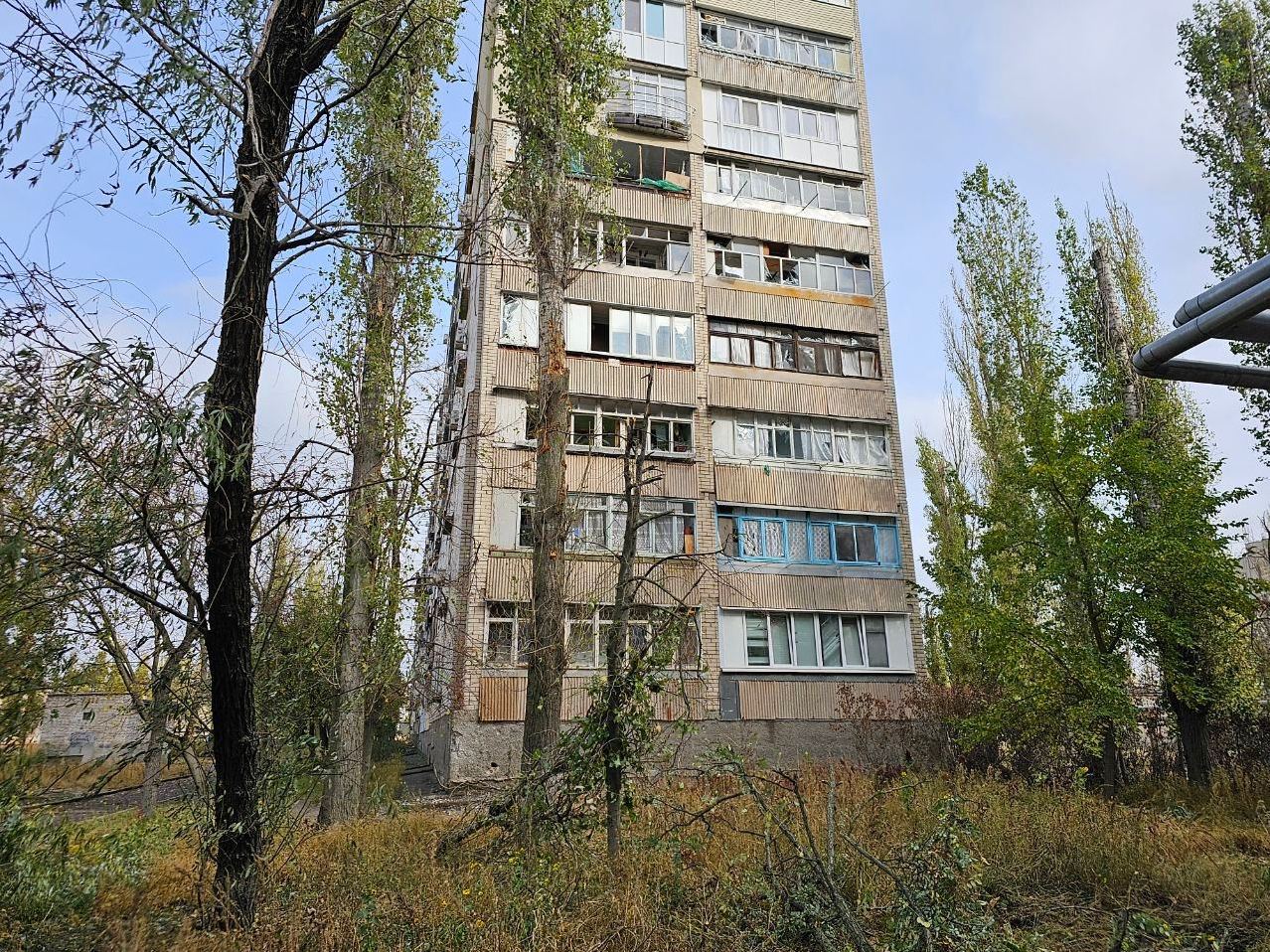 Росіяни вдарили по Корабельному району Херсона, є постраждалі
