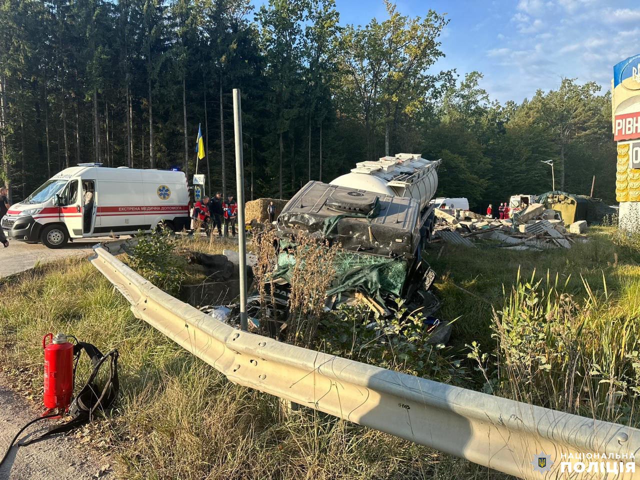 На Рівненщині автоцистерна врізалась у блокпост — загинув поліцейський