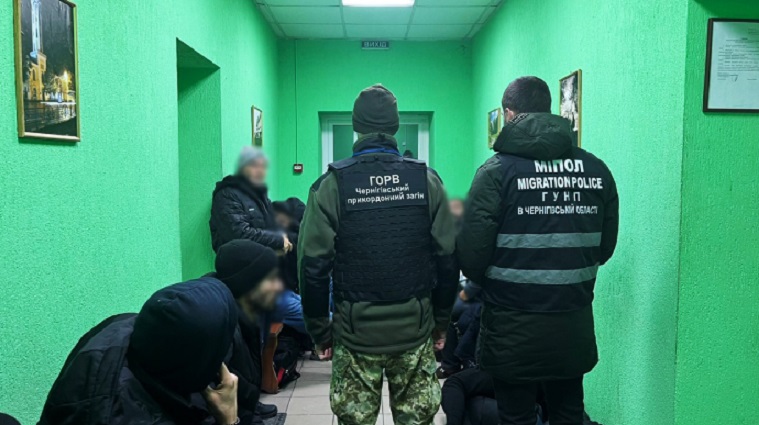 Українські прикордонники не впустили з Білорусі автобус із "туристами" з Близького Сходу