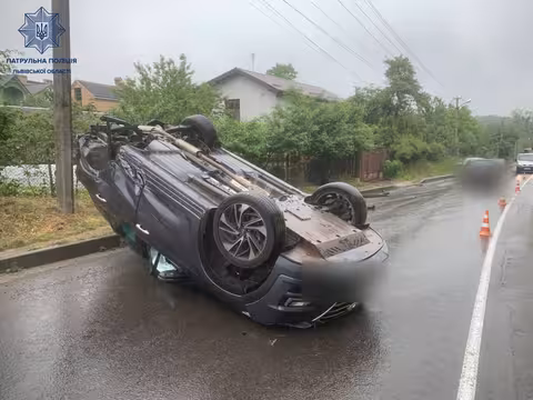 У Львові авто після аварії перекинулося на дах (фото)