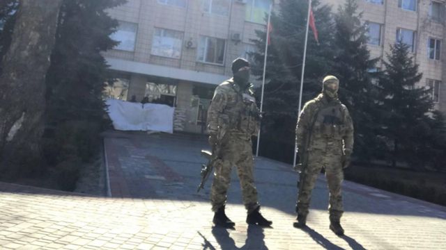 Російські окупанти випускають жителів Мелітополя лише у Крим