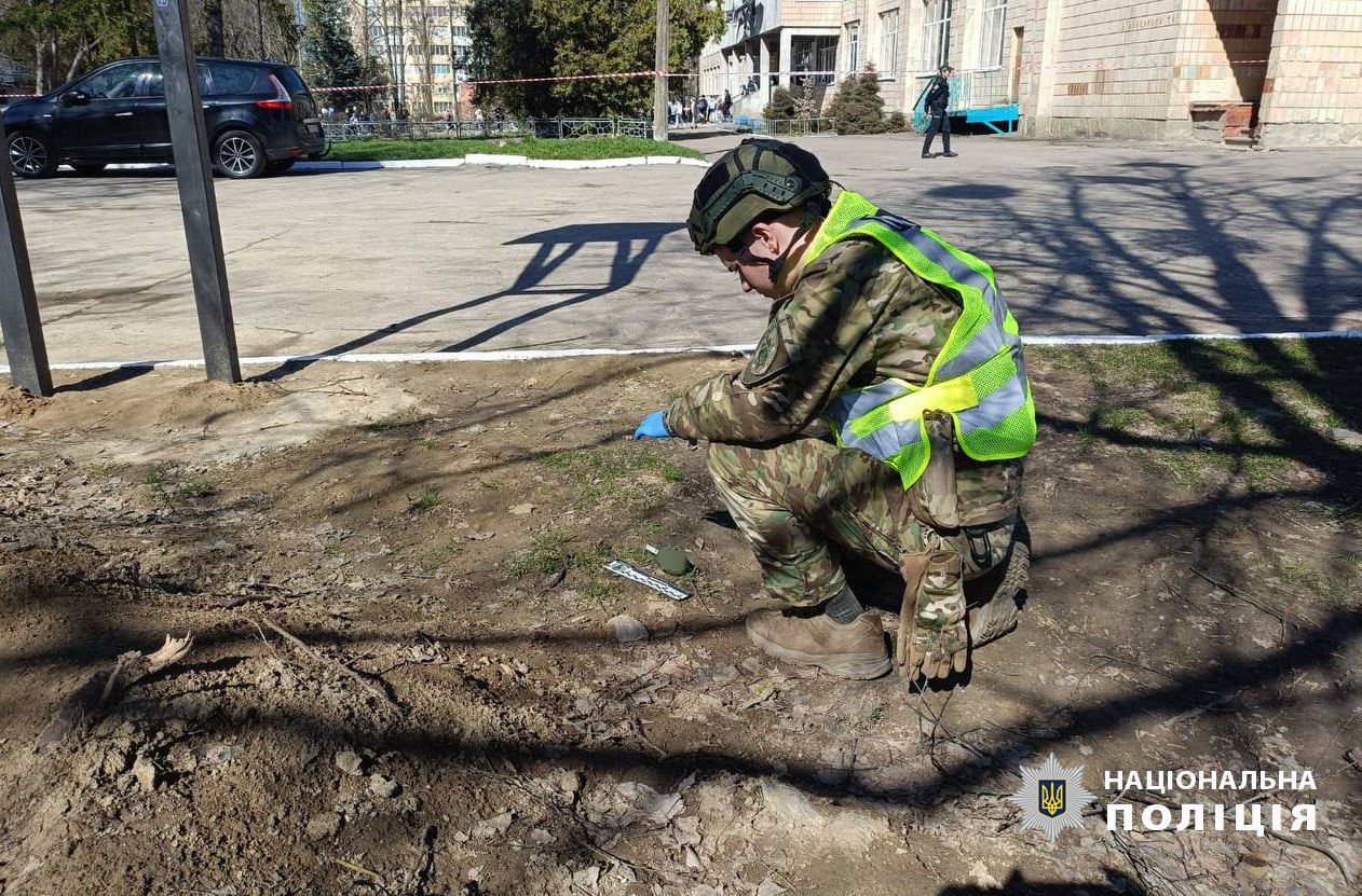 На Рівненщині в ліцеї знайшли  гранату: заява поліції (фото)