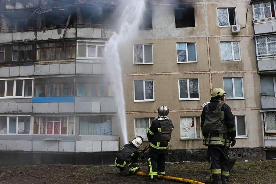 У Харкові 8 годин гасили пожежу у багатоповерхівці, що потрапила під обстріли
