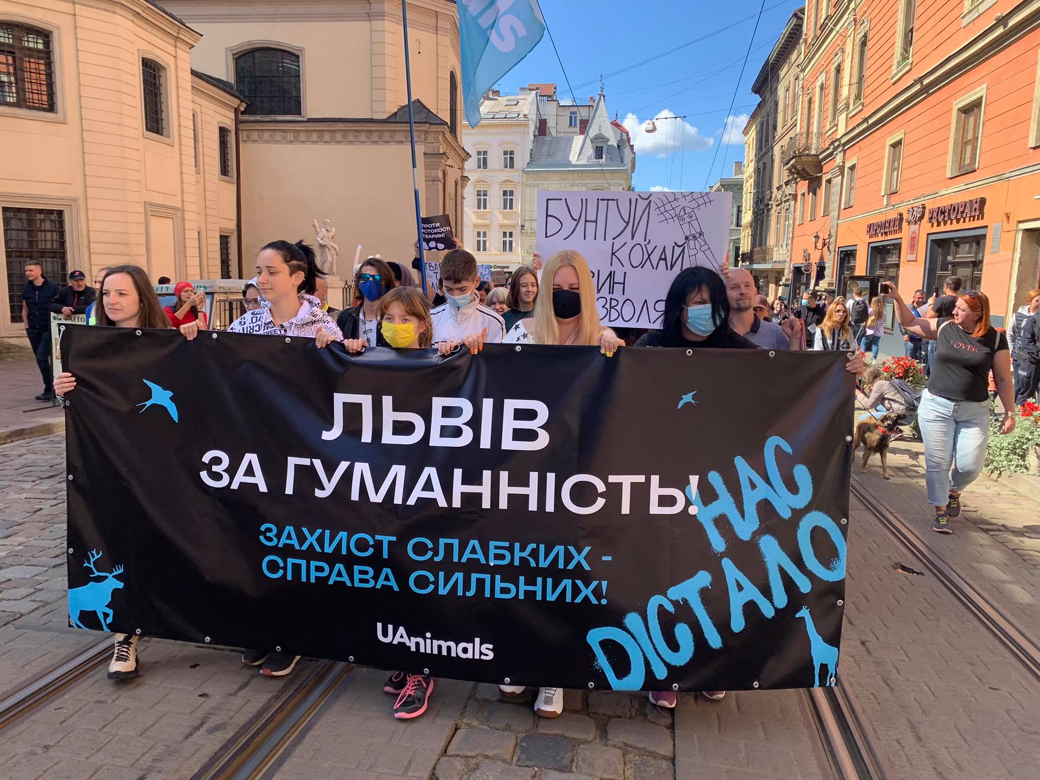 «Шкуродерів – за грати»: львів’яни вийшли на марш за права тварин