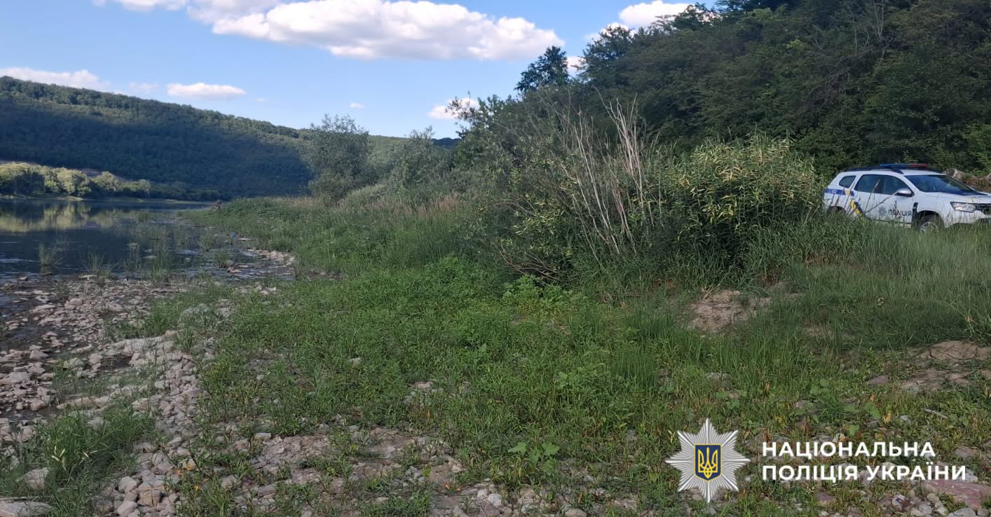 Трагедія на Дністрі: знайшли тіла чоловіка та трьох дітей