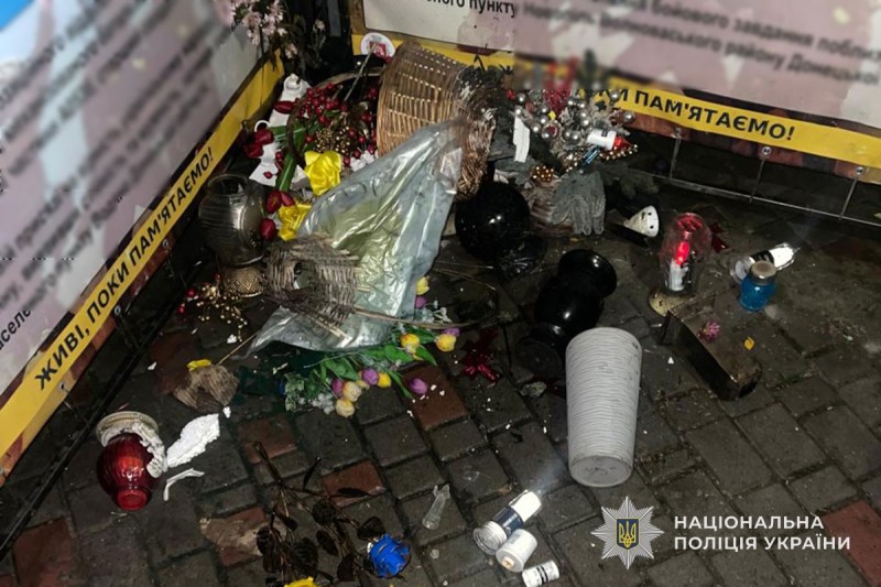 На Тернопільщині невідома жінка спаплюжила Алею пам’яті