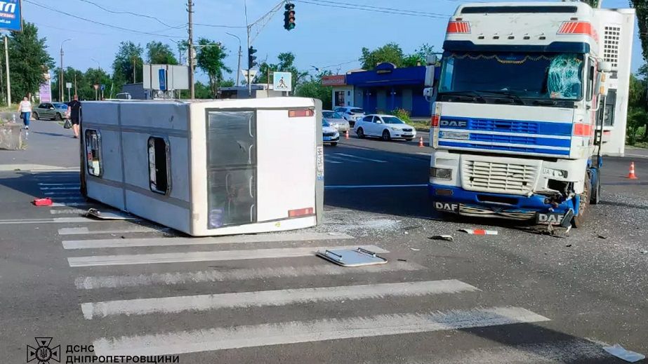 У Кривому Розі фура протаранила маршрутку: багато пастраждалих (фото)