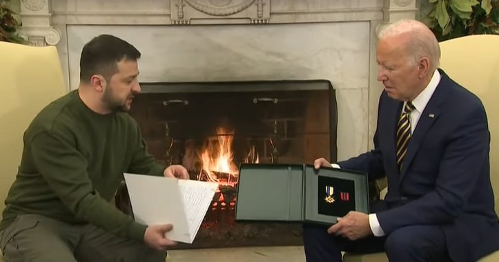 Зеленський передав Байдену подарунок від українського військового