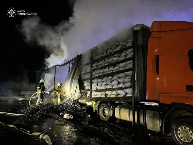 На Рівненщині загорілася вантажівка з вугіллям (фото)