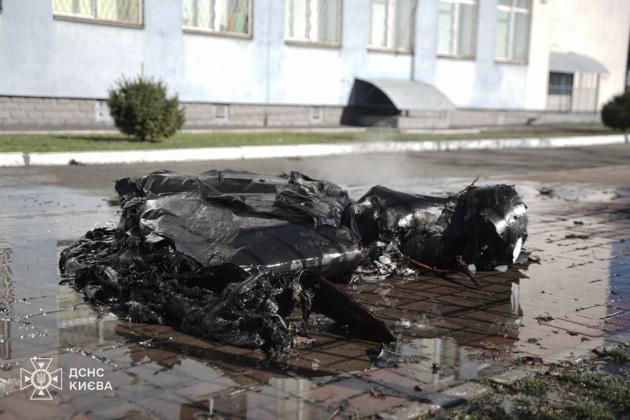 У ДСНС показали уламки ворожого дрона, які впали на території школи