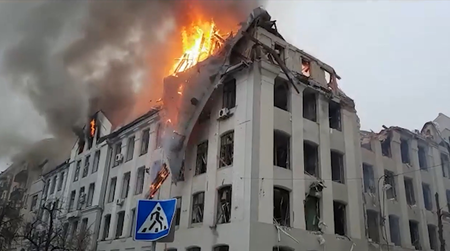 Харків'ян просять не виходити з укриттів протягом усього дня