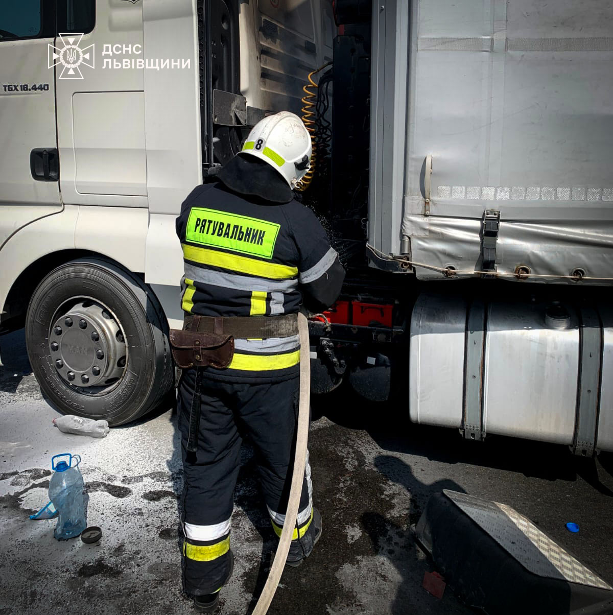 На Львівщині під час руху загорілася вантажівка: що відомо