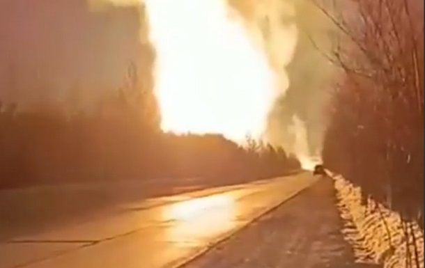 Вогонь видно за десятки кілометрів. У Росії вибух на газопроводі