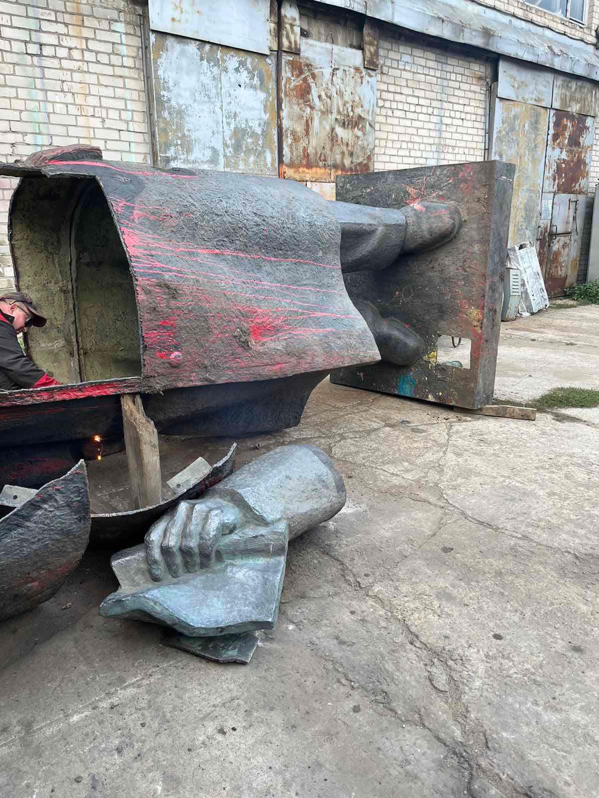 Нарешті продали Леніна. У Слов’янську розповіли, скільки заробили на «вожді»
