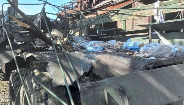 Бійці «Азову» показали обстріляний окупантами евакуаційний автомобіль