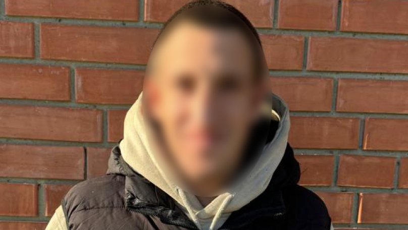 Намагався сховати викрадені речі під курткою: на Львівщині посеред вулиці поліцейський викрив 21-річного крадія