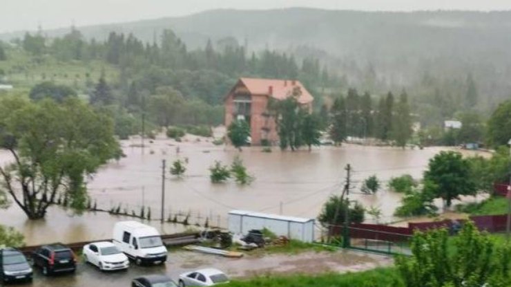 Складна ситуація після злив на Львівщині. На чотирьох дорогах рух ускладнений