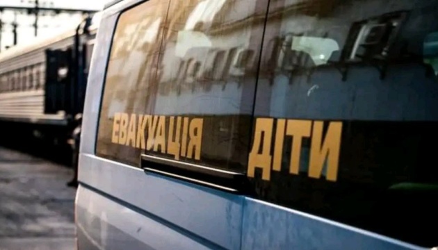 Від завтра з Покровська на Донеччині примусово евакуюватимуть дітей: що відомо