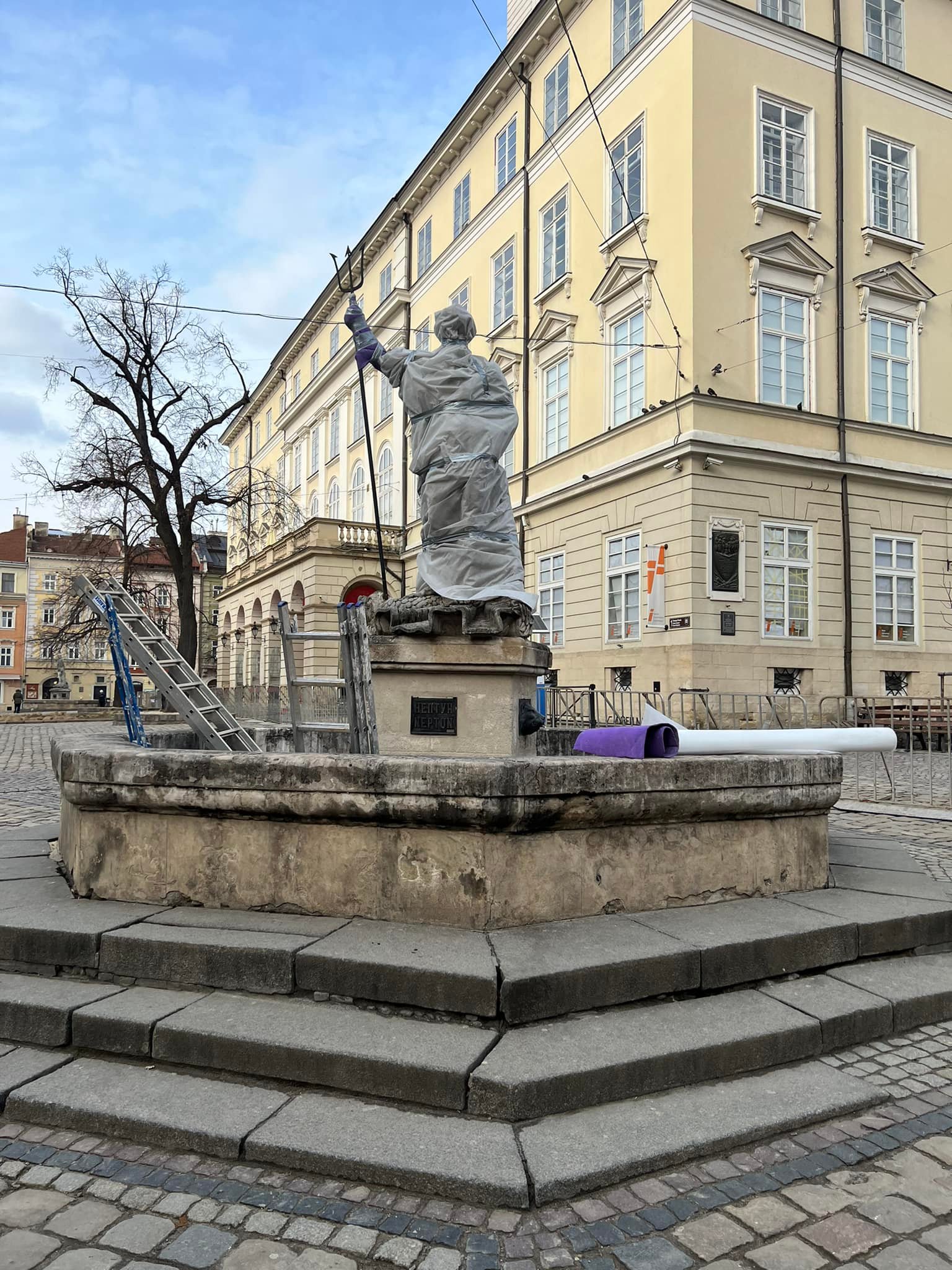 "Бронік" для Нептуна. У Львові створюють захист для знаменитих скульптур. Фотофакт
