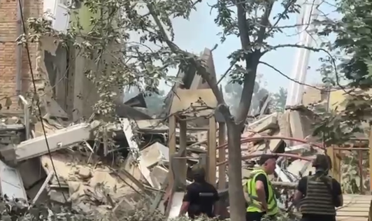 У Києві є влучання в житловий будинок: зруйнований цілий під'їзд