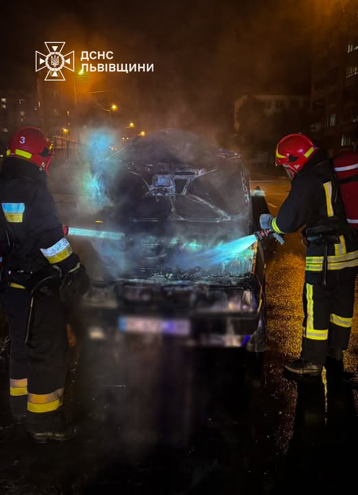 У Львові під час руху загорівся автомобіль ВАЗ (фото)