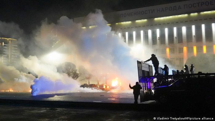 Тисячі людей штурмують резиденцію президента, адмінбудівлі горять. Що відбувається в Казахстані