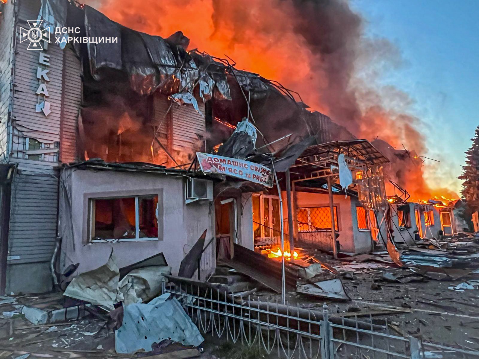 Внаслідок атаки РФ на Харківщину виникла масштабна пожежа (фото)