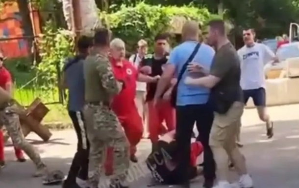 Бійка працівників ТЦК та «швидкої» в Одесі: прокуратура відкрила справу про хуліганство