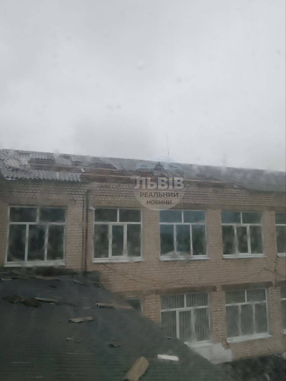 На Львівщині сильний вітер зніс дах будинку: є фото