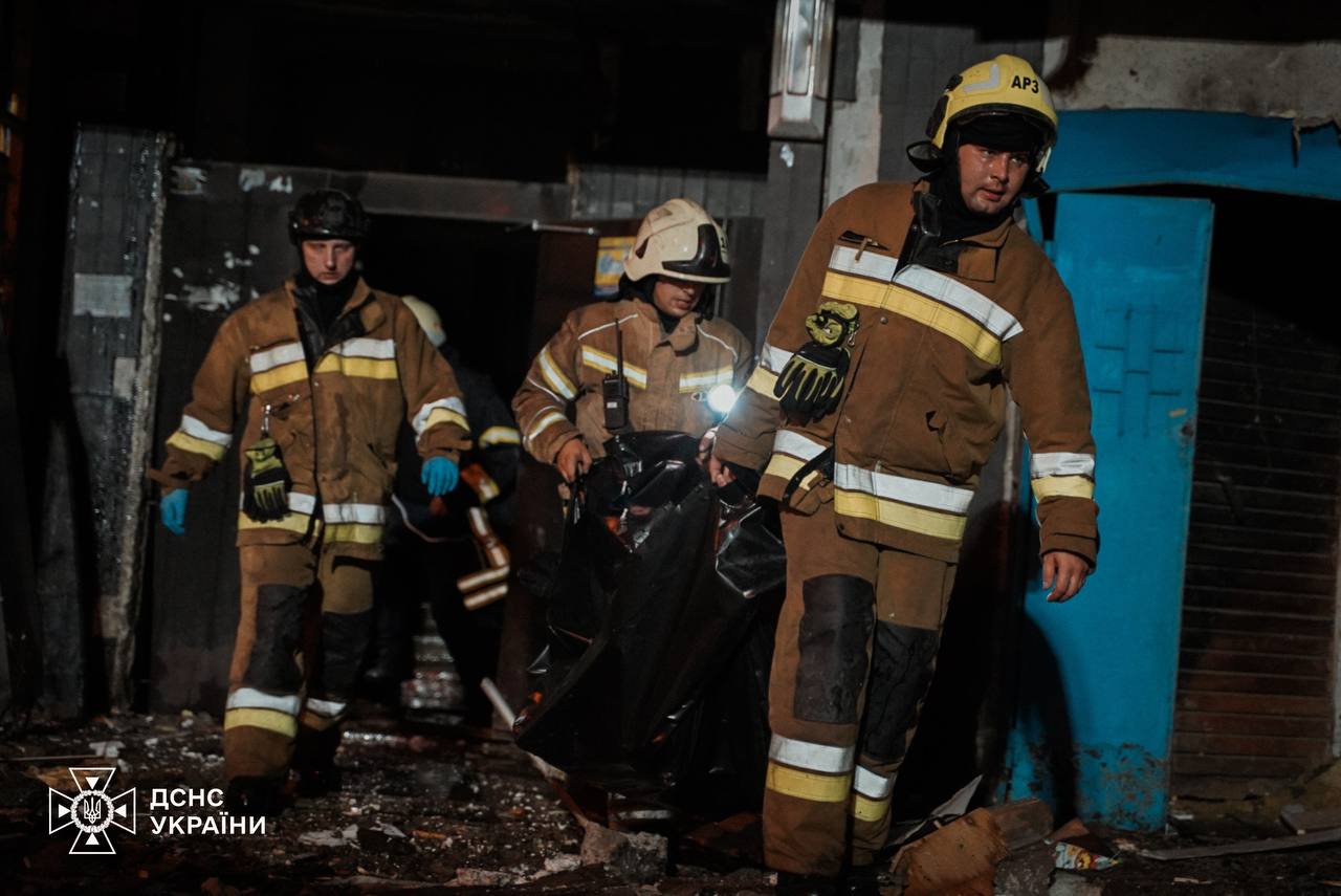 У Харкові з-під завалів деблокували тіло жінки