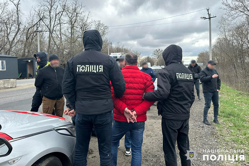 На Хмельниччині побили бізнесмена, прострелили ногу й викрали авто (фото)