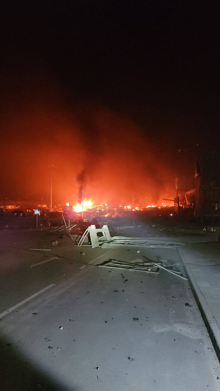 У Києві знову лунають вибухи: горить на Подолі. Оновлено