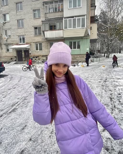 У лікарні померла 14-річна дівчина, яку вдарило струмом на даху потяга в Бучі (фото)