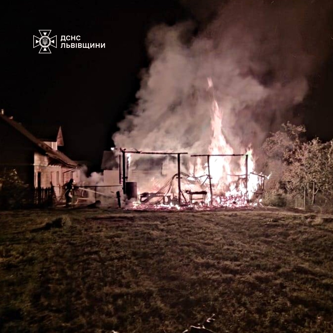 Вночі на Львівщині спалахнула пожежа (фото)