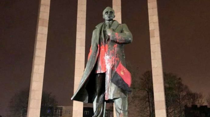 Суд оголосив вирок вандалу, який облив фарбою пам'ятник Степанові Бандері у Львові