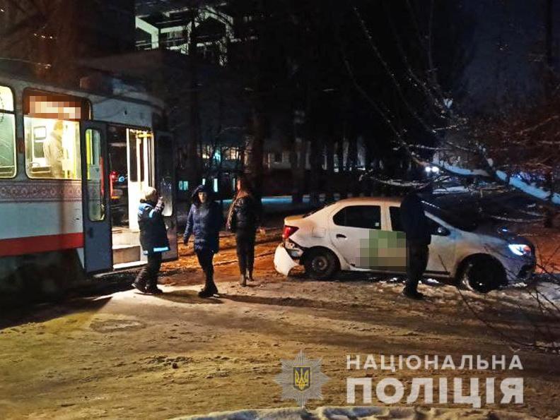 У Запоріжжі водій таксі «під кайфом» врізався у трамвай: постраждала вагітна жінка