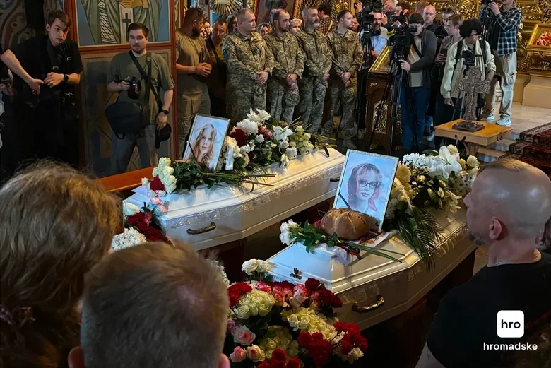 У Києві попрощалися з доньками полеглого захисника України, яких вбили росіяни (ФОТОРЕПОРТАЖ)