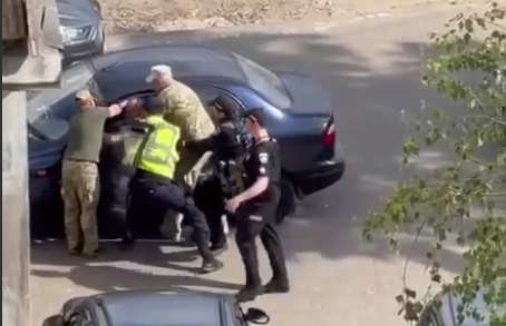 Поліція та військові в Сумах силоміць витягли з машини чоловіка. У ТЦК відреагували
