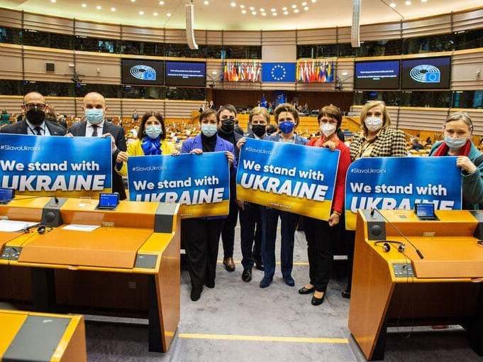 Європарламент рекомендував надати Україні статус кандидата на вступ до ЄС